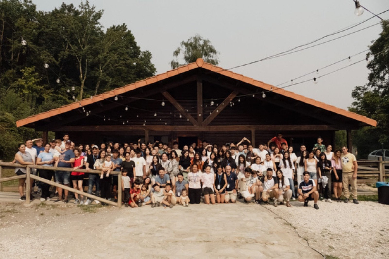 Jóvenes reunidos en un encuentro de la iglesia
